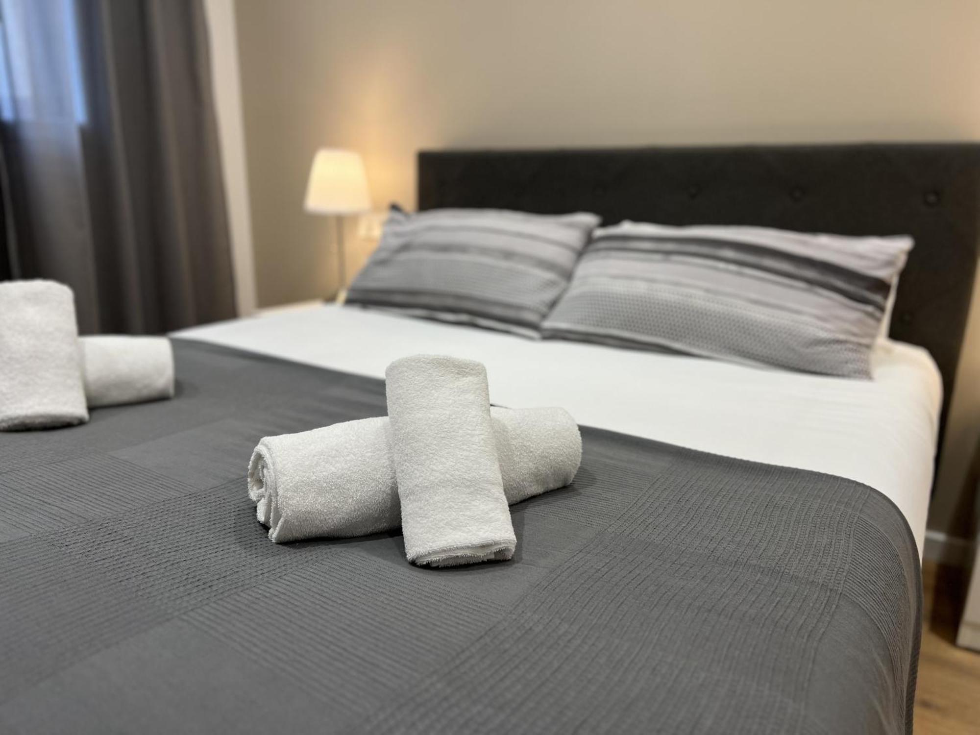 Apartamenticos Plaza Las Armas III ซาราโกซา ภายนอก รูปภาพ